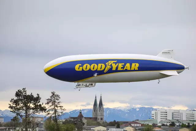 Der gigantische "Goodyear-Zeppelin" aus Friedrichshafen machte nach drei Jahren wieder Halt am Welser Flughafen und zog bei seinem Landemanöver viele Blicke auf sich. | Foto: laumat.at