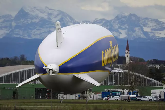 Der gigantische "Goodyear-Zeppelin" aus Friedrichshafen machte nach drei Jahren wieder Halt am Welser Flughafen und zog bei seinem Landemanöver viele Blicke auf sich. | Foto: laumat.at