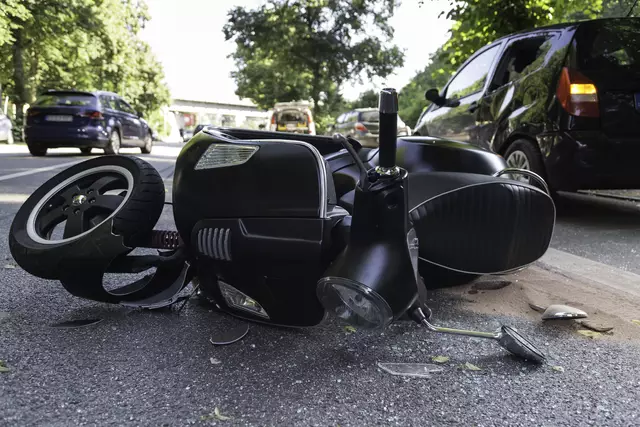 Am Dienstag am Abend fuhr in Völs ein 15-jähriger Mopedfahrer auf einen verkehrsbedingt haltenden PKW auf. Dabei stürzte der Jugendliche. | Foto: PantherMedia / Canetti (Symbolbild)