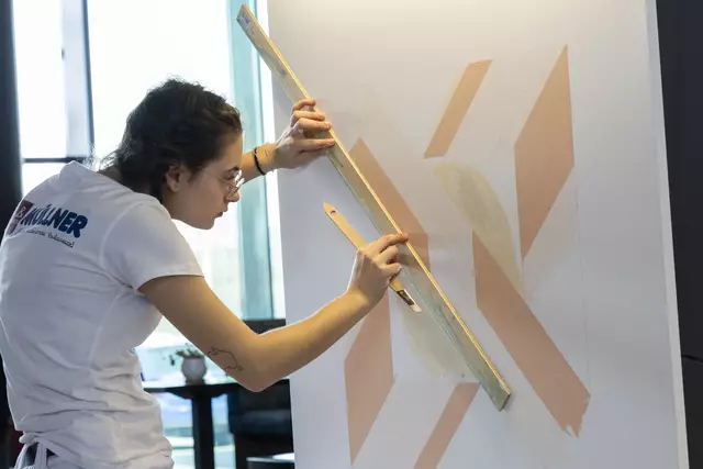 Titelfoto Waidhofen an der Thaya: Jesse Kainz von Wohnen &amp; Farbe Müllner in Waidhofen nahm höchst erfolgreich am Landeslehrlingswettbewerb für Maler- und Beschichtungstechniker teil. | Foto: Theo Kust