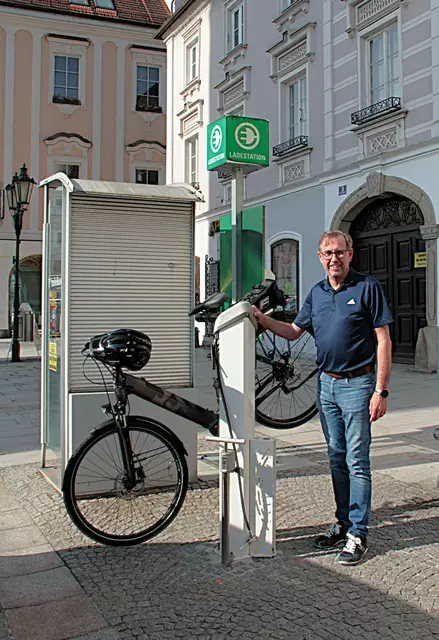 Bürgermeister Christian Deleja-Hotko bei der neuen Servicestation am Hauptplatz.  | Foto: Stadtamt Enns