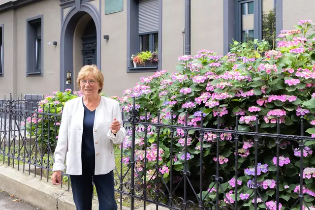 Gertraud Prügger führt ehrenamtlich durch die Grazer Vorgärten und erzählt von ihren Besonderheiten und den Menschen, die sich um sie kümmern. All dies hat sie gemeinsam mit Claudia Beiser nun in Buchform herausgebracht. | Foto: Konstantinov