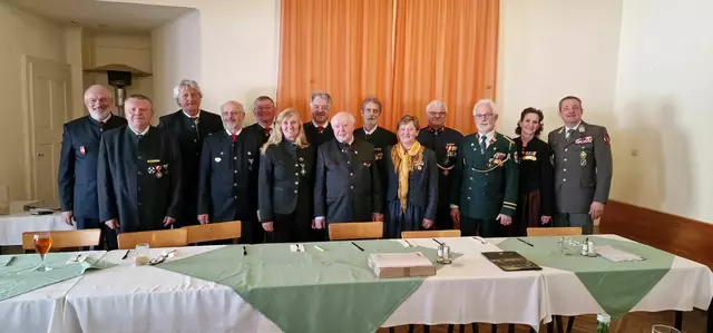 v.l.: Hauptkassier Franz Redl, BO Erich Göschl, HBO Robert Reuberger, OV-Obmann Rappottenstein Franz Lichtenwallner, Bürgermeister Josef Wagner (ÖVP), Brigitte Müller, BO Gerhard Elsigan, Brigadier i.R. Franz Teszar, Vize-Präsidentänt Johann Müller, Elisabeth Achaz, Internet Ref. Gerhard Schreffl, BO Gerhard Kernstock, Sabine Wahlmüller und Oberst Julius Schlapschy. | Foto: ÖKB Zwettl