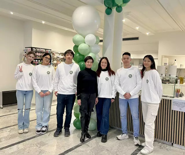 Peiqin Lin (mitte) und ihre beiden Kinder Katharina Lin und Jialiang Wang (rechts neben ihr) mit dem Team des Shops.  | Foto: Lin Shop &amp; Eat