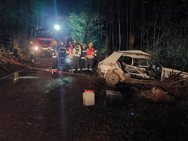 Schließlich stand der PKW wieder auf der Straße | Foto: FF Waidhofen/Thaya