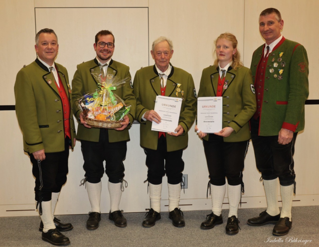 Titelfoto Amstetten/Ybbstal: Der MV Neustadtl begeisterte beim Frühlingskonzert mit einer breiten Palette an Stilrichtungen, ebenso wurde Konrad Buber (Mitte) für 70 Jahre Vereinszugehörigkeit ausgezeichnet. | Foto: Isabella Bühringer