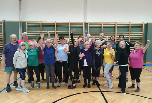 TItelfoto Bruck an der Leitha: Carmen Pfeller (Mitte) trainiert Gedächtnis, Koordination und den  Gleichgewichtssinn mit ihren Senioren: "Wenn viel gelacht wird, bleibt man dabei." | Foto: Carmen Pfeller