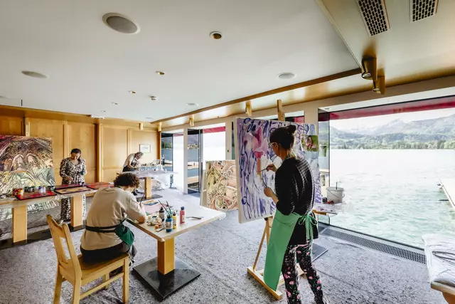 Kunstschaffende aus 15 Nationen zeigen im Zuge des "Art Circle" ihr Können am Ufer des Wolfgangsees – sie wie hier im Weissen Rössl. | Foto: Bettina Gangl