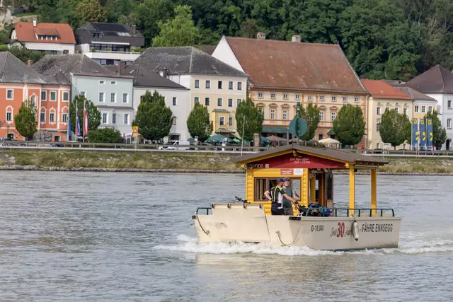 Jedes Jahr zwischen Mai und September bringt die Radfähre rund 24.000 Personen von einem Ufer zum anderen.  | Foto: Team Fotokerschi.at/Draxler