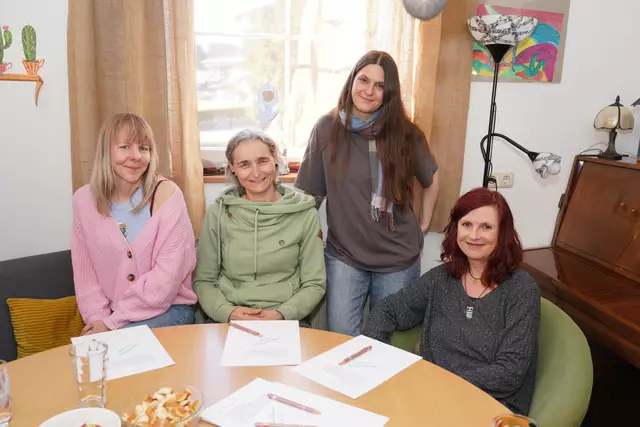 Von links: Zwei der teilnehmenden vier Mütter und die Legasthenie-Trainerinnen Sarah Novak und Andrea Obergrießnig aus Treffen. | Foto: MeinBezirk.at