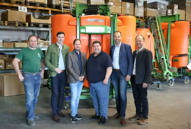 (V. r.) Bauernbund-Bezirksobmann Leopold Keferböck, Klaus Lindinger (ÖVP), Geschäftsführer Jochen Lindauer, Stadtrat Markus Birner, Europaabgeordneter Alexander Bernhuber (ÖVP) und Manfred Weingartner von Jessernigg &amp; Co vor einer der gefertigten Flächenspritzen. | Foto: ÖVP Wels-Land