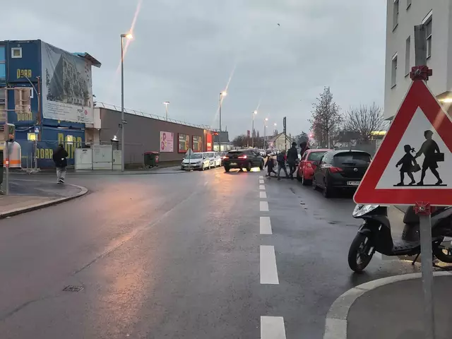 Um mögliche Gefahren beim Überqueren zu erkennen, müssen die Schulkinder auf die Straße treten. | Foto: Die Grünen Donaustadt