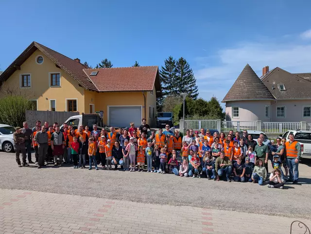 Bernhard Heinl (hockend, Bildmitte) und Umweltgemeinderat Helmut Kohl (1.v.r.) mit einem Teil der vielen Helferinnen und Helfern des Frühjahrsputzes in der Gemeinde Michelhausen | Foto: Marktgemeinde Michelhausen