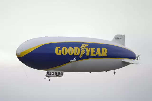 Der gigantische "Goodyear-Zeppelin" aus Friedrichshafen machte nach drei Jahren wieder Halt am Welser Flughafen und zog bei seinem Landemanöver viele Blicke auf sich. | Foto: laumat.at