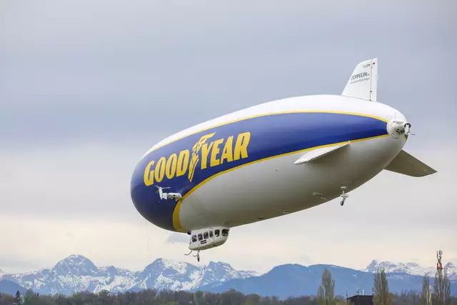 Der gigantische "Goodyear-Zeppelin" aus Friedrichshafen machte nach drei Jahren wieder Halt am Welser Flughafen und zog bei seinem Landemanöver viele Blicke auf sich. | Foto: laumat.at