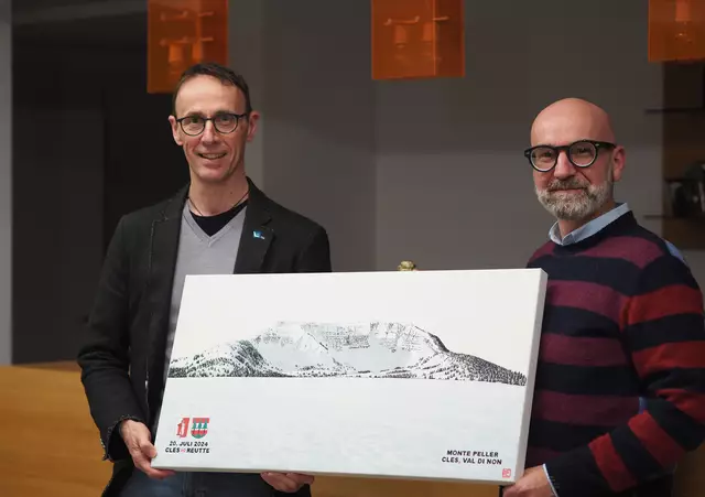 Mit einem Geschenk für Reutte stellte sich Marcello Nebl (re) kürzlich bei Bgm. Günter Salchner ein. | Foto: Robert Pacher
