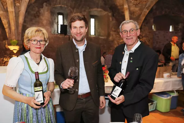 Titelfoto Lilienfeld: Beim 18. Traisentaler Weinfrühling wurde das ehrwürdige Cellarium des Stiftes Lilienfeld erneut zum Treffpunkt für Weinliebhaber und Genießer. | Foto: Martin Trattner