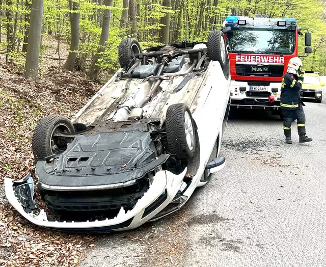 Ein Fahrzeug hat sich überschlagen. | Foto: FF Wolfsgraben