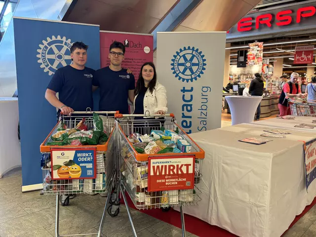 Nils, Max und Franziska mit den vollen Einkaufswägen vor dem Supermarkt. Am vergangenen Samstag fand bereits zum zweiten Mal ihre Aktion „Kauf eins mehr – Gib Hoffnung weiter“ zugunsten VinziDach Salzburg statt. | Foto: Gabriel Goroll