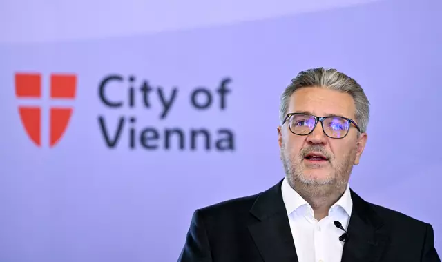 Gesundheitsstadtrat Peter Hacker (SPÖ) kündigt an, dass die Terminvereinbarung für Ambulanzbesuche ab Herbst über die Gesundheitshotline 1450 laufen sollen. (Archiv) | Foto: HERBERT NEUBAUER / APA / picturedesk.com 