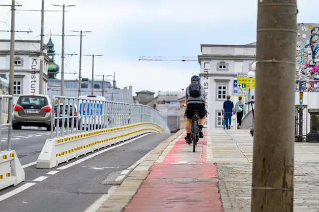 Das Radweg-Provisorium auf der Nibelungenbrücke (Seite Neues Rathaus) ist Geschichte. Auf der gegenüberliegenden Seite bleibt das Pilotprojekt bestehen. | Foto: Fotokerschi/Werner Kerschbaummayr