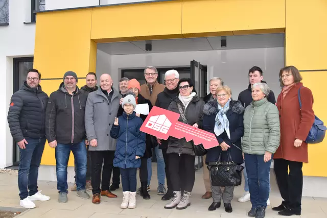 Symbolische Schlüsselübergabe an die Mieterinnen und Mieter der neuen Wohnanlage am ehemaligen Kasernenareal 2024. | Foto: Michael Strini