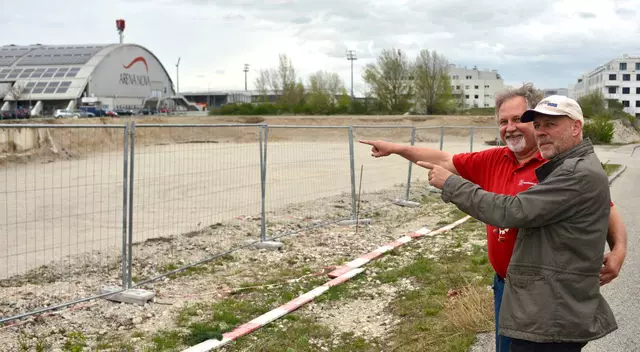 Hier, zwischen Arena Nova und MeinBezirk-Redaktion, hätte die neue Eissportanlage Platz. | Foto: Sascha Trimmel