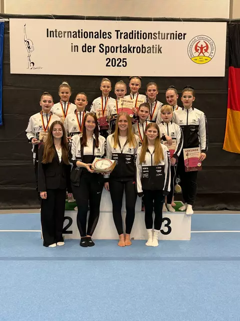 Die Sportlerinnen mit ihren Urkunden und Medaillen | Foto: Sportakrobatik Dobersberg