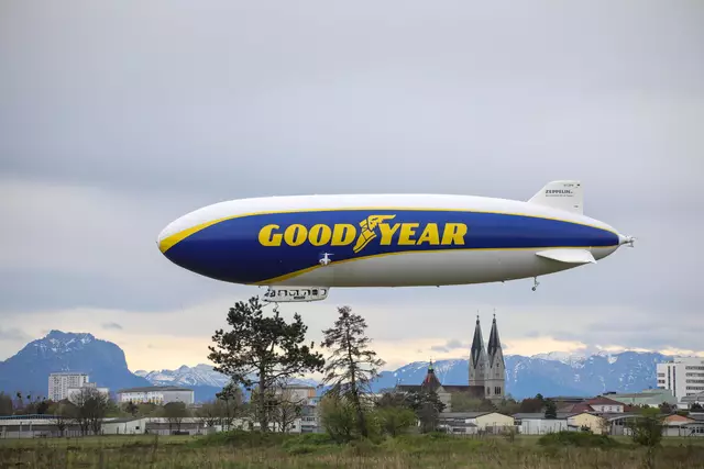 Der gigantische "Goodyear-Zeppelin" aus Friedrichshafen machte nach drei Jahren wieder Halt am Welser Flughafen und zog bei seinem Landemanöver viele Blicke auf sich. | Foto: laumat.at