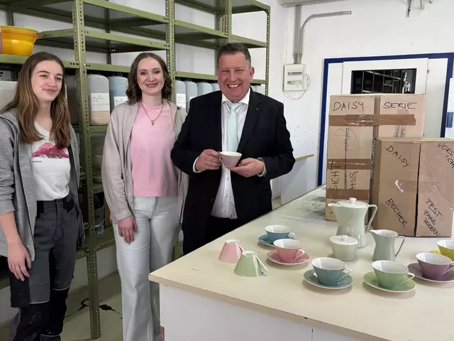 Titelfoto St. Pölten: In Wilhelmsburg wird jetzt wieder Porzellan hergestellt. Und zwar nicht irgendeines, sondern das Tafel-Porzellan der Kult-Serie "Daisy". Eine Sensation! | Foto: Lauren Seywald