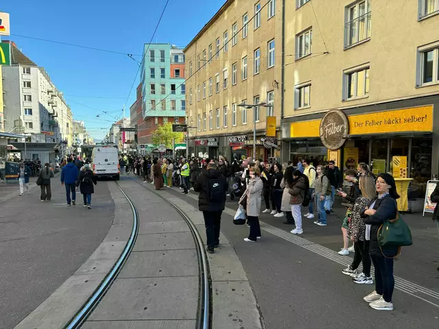 Wartende Menschenmassen am Reumannplatz. | Foto: Patricia Hillinger/MeinBezirk