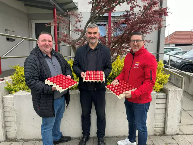 Vertreter der SPÖ Oberpullendorf verteilten kurz vor den Feiertagen rote Eier und suchten das Gespräch mit Bürgerinnen und Bürgern. | Foto: Patrick Brenner