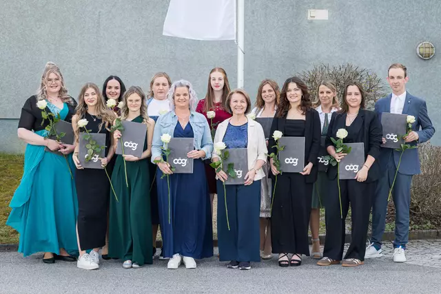 v.l.: Hintere Reihe: Sarah Grilberger, Sabrina Haiberger, Elisabeth Wolfschlucker, Nicole Iglsböck, Stefanie Stern, Stefanie Katzinger, Maximillian Nigl
Vordere Reihe: Amina Avdic, Nicole Hofer, Sandra Meßthaller, Romy Hoffmann, Nicole Leitner, Anna Gabriel | Foto: OÖG