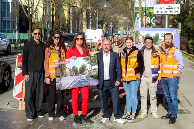 Chef der Mobilitätsagentur Wien und Radverkehrsbeauftragter der Stadt Martin Blum, Mobilitätsstadträtin Ulli Sima (SPÖ), Bezirksvorsteher Peter Jagsch (SPÖ) mit MitarbeiterInnen der MA 28 (v.l.n.r.) | Foto: Stadt Wien/Christian Fürthner