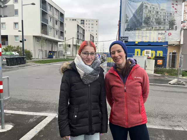 Frau Bogner (Mutter und Anrainerin) und Helene Dearing der Grünen sind über die Verkehrssituation bei der "Barbara Prammer Schhule" besorgt. | Foto: Die Grünen Donaustadt