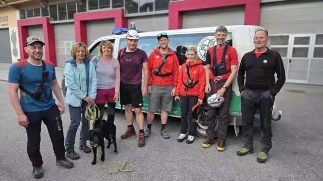 Die Erleichterung ist nach der erfolgreichen Suchaktion groß. | Foto: Bergrettung Ebensee