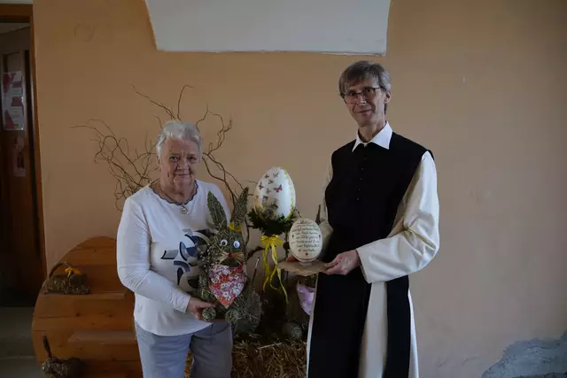 Titelfoto Zwettl: Margarete Weber vom Arbeitskreis der Frauen und Pater Bernhard Prem luden zum Ostermarkt Schweiggers, wo es wahre Kunstwerke zu bestaunen gab. | Foto:  Evi Leutgeb