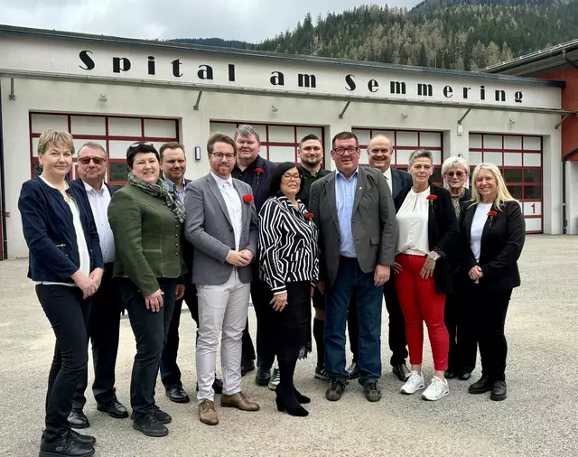 Nach der konstituierenden Sitzung des neuen Gemeinderates von Spital am Semmering. Im Bild 13 der 15 Gemeinderätinnen und Gemeinderäte vor dem Rüsthaus der Feuerwehr.  | Foto: Koidl
