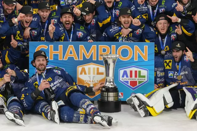 Die Eisbären sind Meister der Alps Hockey League. | Foto: Stefan Schubert