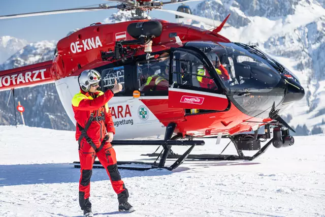  Daumen hoch: Ohne jeden flugbetrieblichen Zwischenfall absolvierte der Notarzthubschrauber "ARA-3" die Wintersaison 24/25 am Nassfeld. | Foto: ARA/HeliRescue