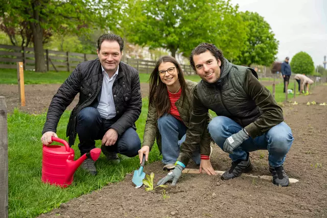 Bundesminister Norbert Totschnig (ÖVP) mit zwei Gewinnern in den Beeten beim Augarten. | Foto: BML/Hemerka