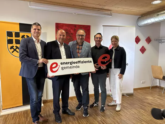 v.l.: Rupert Ebenbichler (GF Energieagentur Tirol), LHStv. Josef Geisler, Bgm. Karl Köck, Dominik Ochs (e5-
Teamleiter) und Tabea Hengst (e5-Beraterin Energieagentur Tirol) freuen sich über die neue e5-Gemeinde Pflach. | Foto: Hartman