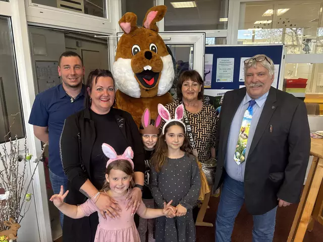 Titelfoto Schwechat: Franz Pretsch, Bettina Nemeth-Maier, Emily, Saskia, Theresa, Christa Forster und Michael Lippl feierten im Lanzendorfer Hort bereits Fest der bunten Eier. | Foto: Alexander Paulus