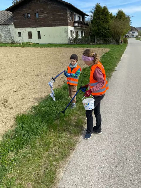 Mit Greifzangen rückten Valentin und Sophie Karner dem Müll zu Leibe. | Foto: ZVG Alexander Karner