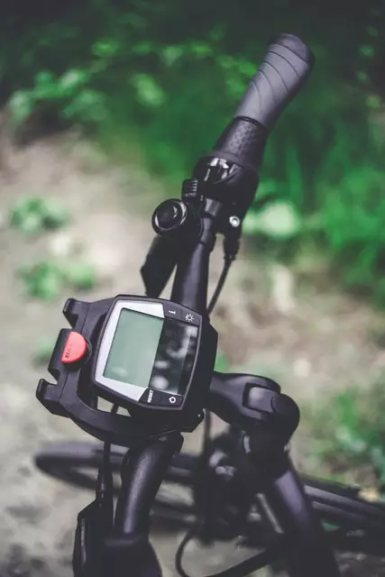 In Gloggnitz wurden E-Bikes (Symbolbild) aus einem Mehrparteienhaus entwendet. Ein GPS-Tracker führte die Polizei zu den Verdächtigen. | Foto: Markus Spiske/Unsplash
