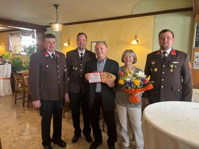 v.l: HLM Erwin Neuteufel, V Hannes Wopienka, Jubilar Erwin Peherstorfer, Rosi Peherstorfer und HBI Franz Steinbauer. | Foto: FF Göpfitz/Wild