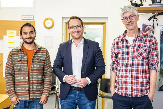 Zukunftsperspektiven durch gezielte Integrationsarbeit – LHStv Philip Wohlgemuth beim Besuch des Projekts „Bandari“ in Innsbruck gemeinsam mit Einrichtungsleiter Michael Kerber und Sozialarbeiter Ali Aziz. | Foto: © Land Tirol/Spatzek