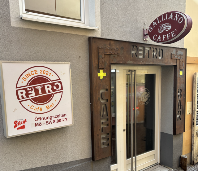 Ein gelbes Kreuz an der Eingangspforte verleiht der Trauer der Stammgäste Ausdruck. Die Café-Bar "Retro" bleibt dauerhaft geschlossen. | Foto: MeinBezirk.at