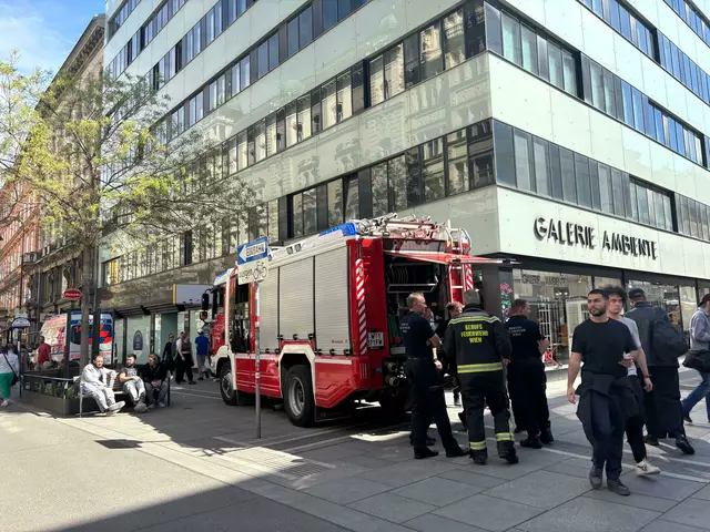 Gegen 11.15 Uhr kam es zu einem Küchenbrand in der Wiener Innenstadt. Aus diesem Grund kam es zu einem Großeinsatz der Feuerwehr beim Stephansdom.  | Foto: Pia Rotter/MeinBezirk