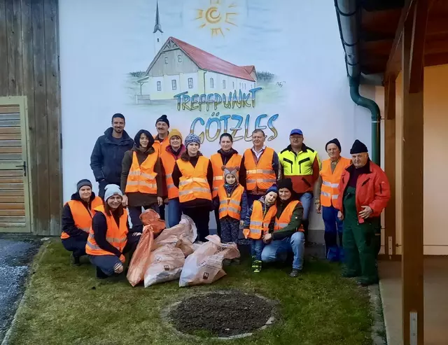 Zahlreiche Helferinnen und Helfer beteiligten sich an der Flurreinigung | Foto: Dorferneuerungsverein Götzles